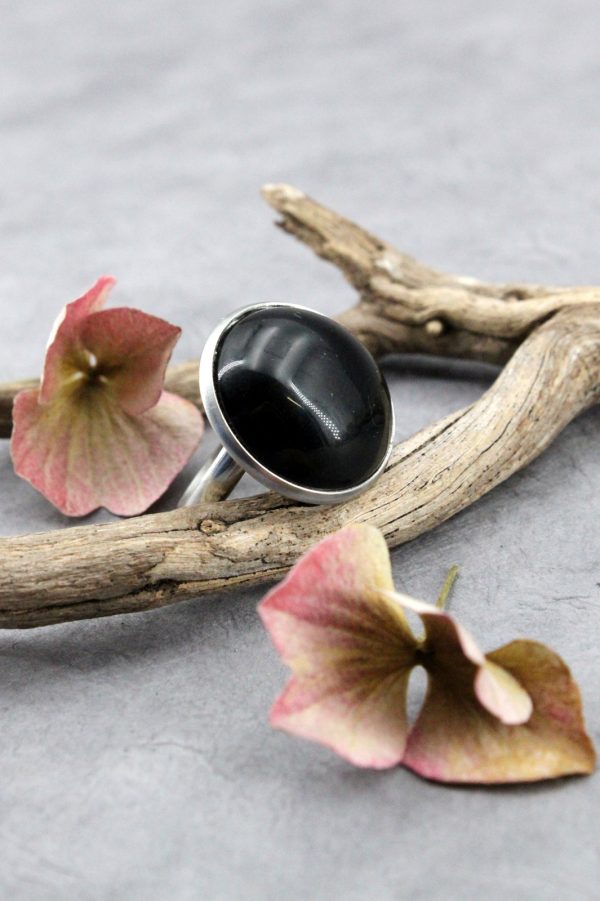 Bague sertie d'onyx 20mm montée sur un support en acier inoxydable