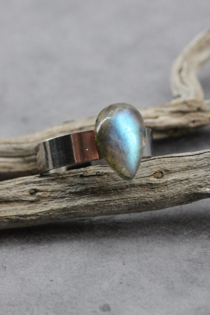 Bague cabochon labradorite goutte