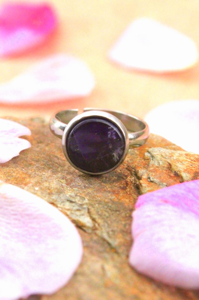 Bague sertie d’un cabochon améthyste de 10mm,