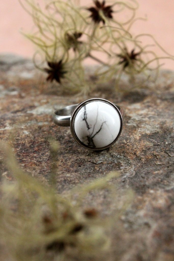 Bague sertie Howlite 12mm