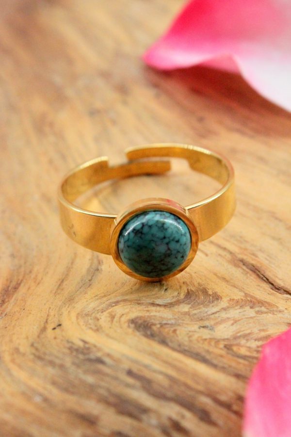 Bague en turquoise facettée 10mm, sertie sur acier doré.