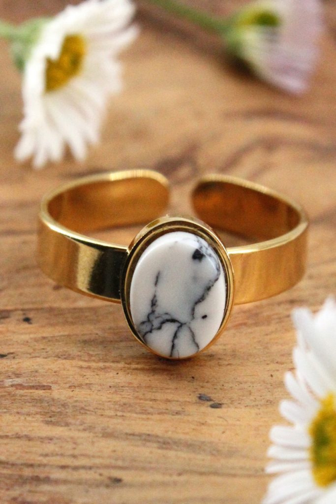 Bague en acier doré sertie d’une howlite ovale plate 8x6mm