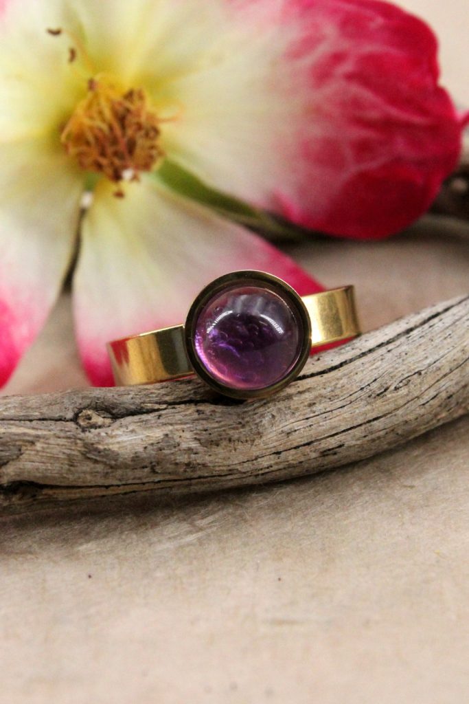 Bague sertie d'une améthyste 8mm en acier doré