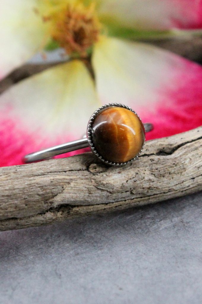 Bague sertie en œil de tigre 8mm et acier inoxydable