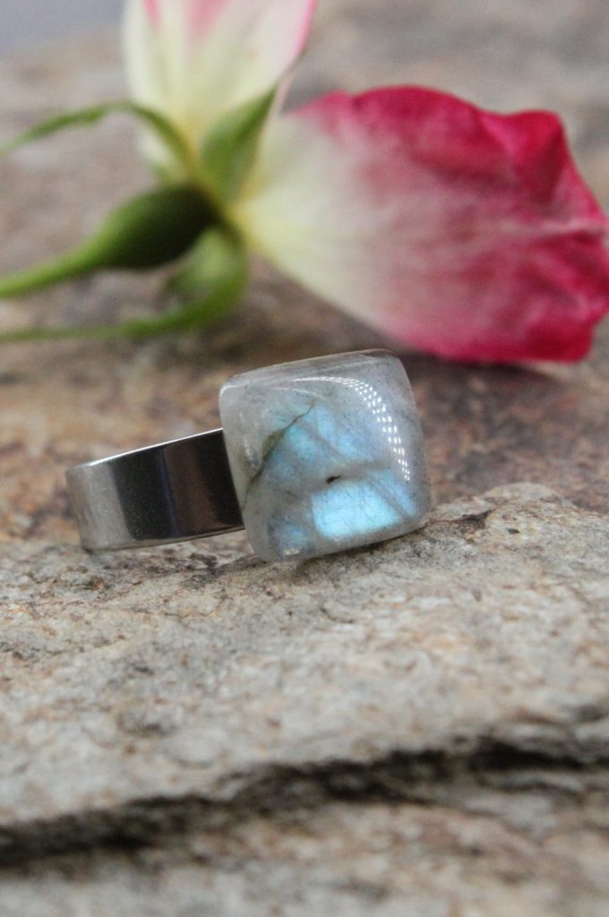Bague cabochon en labradorite carré 10x10mm monture acier inoxydable