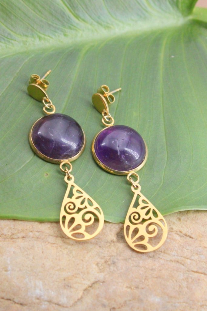 Boucles d'oreilles en améthyste et goutte ajourée en acier inoxydable doré.