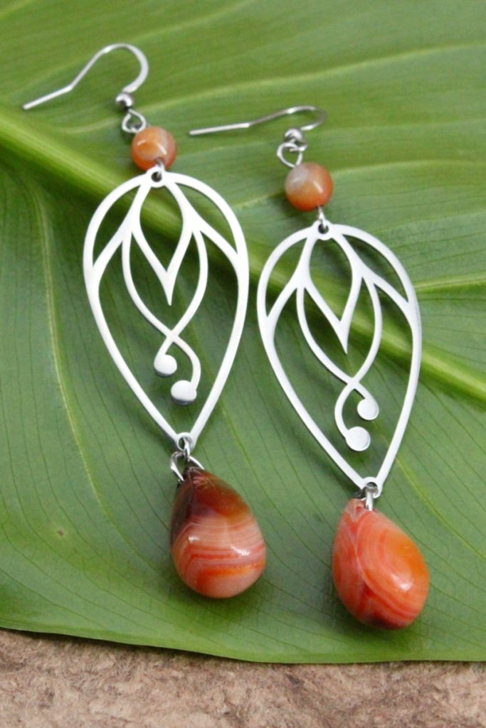 Boucles d’oreilles longues en cornaline et acier inoxydable ajouré inspiration végétale