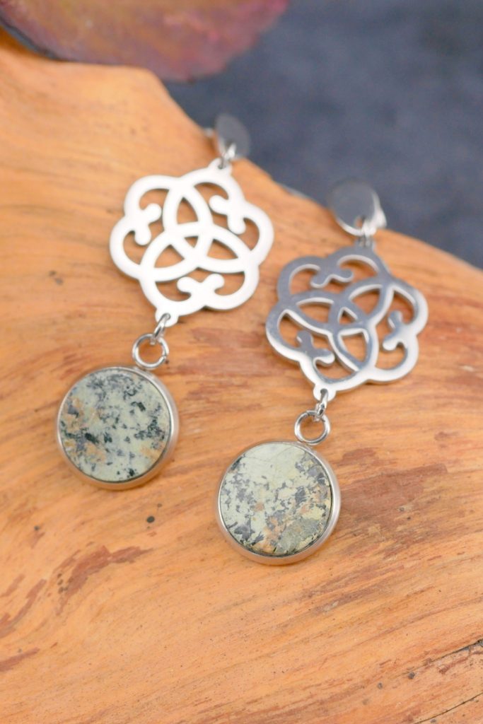 Boucles d’oreilles Turquoise Africaine et Nœuds Celtiques dorés