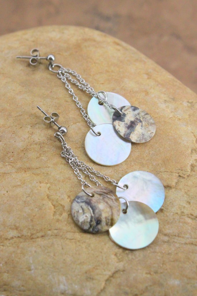Boucles d’oreilles Nacre et acier inoxydable – Pétales suspendus