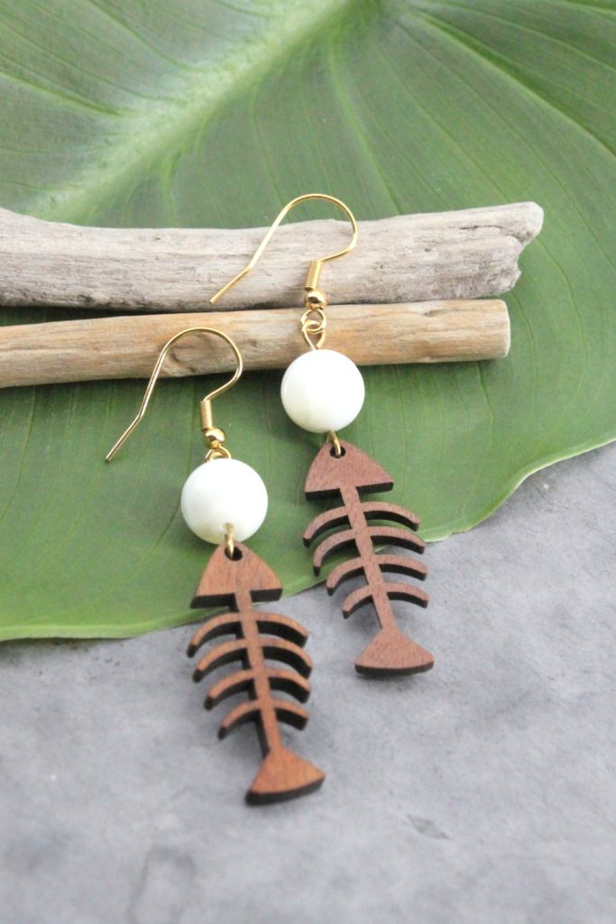 Boucles d'oreilles perle de nacre et poisson en bois