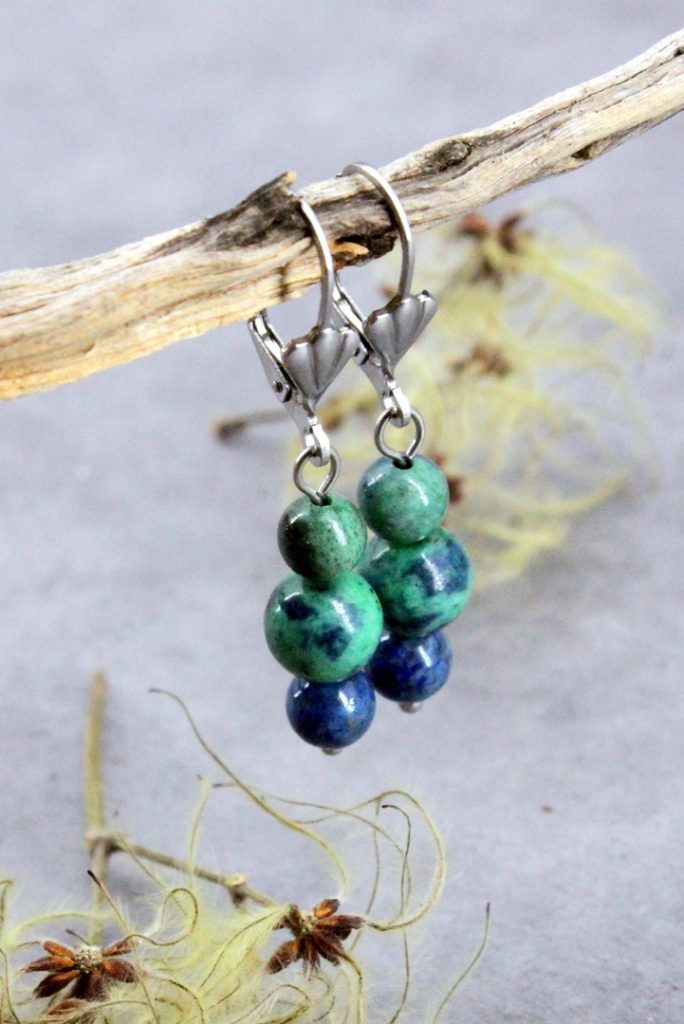 boucles d’oreilles chrysocolle et lapis lazuli avec motif fleur de lys en acier inoxydable