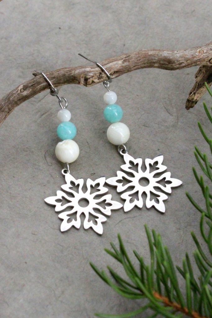 boucles d’oreilles amazonite et nacre sur tige en acier inoxydable avec pendentif flocon ajouré