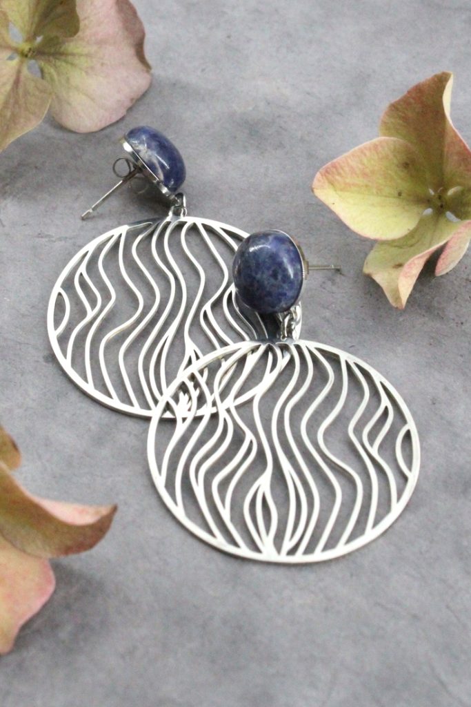 boucles d’oreilles sodalite et acier inoxydable au motif vagues ajourées