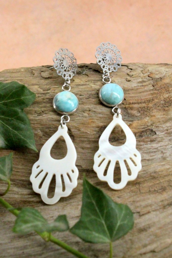Boucles d’oreilles larimar et nacre sur monture mandala en acier inoxydable – bohème chic