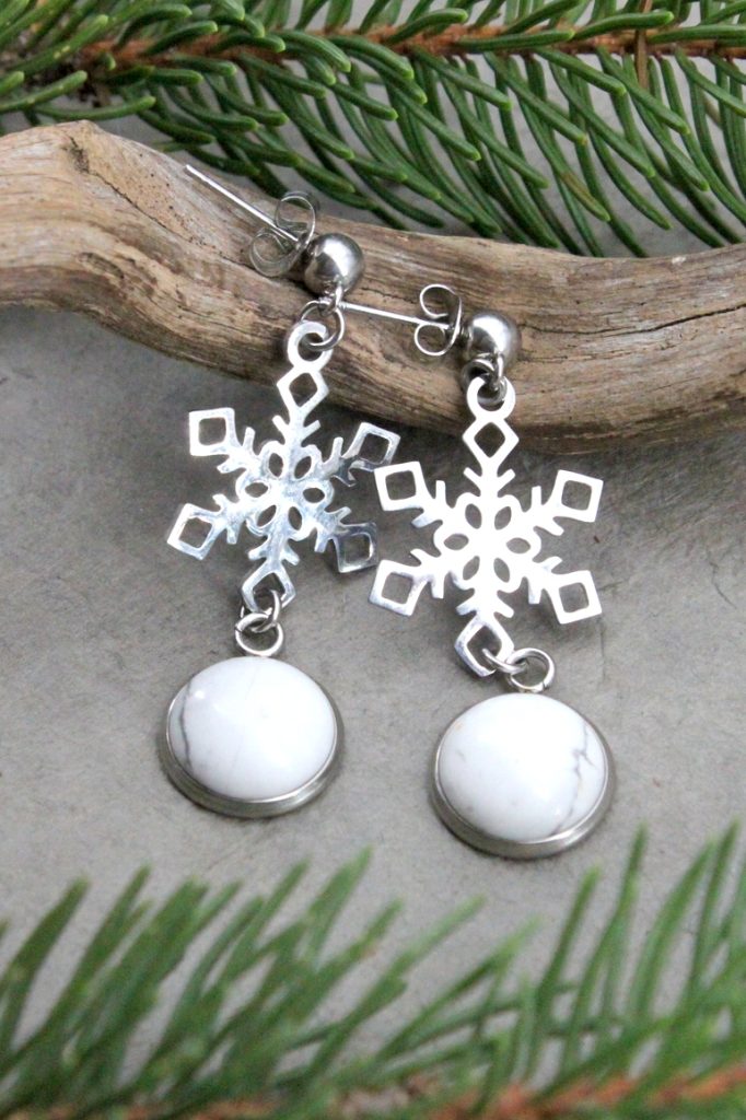 boucles d’oreilles howlite et acier inoxydable au design flocon ajouré