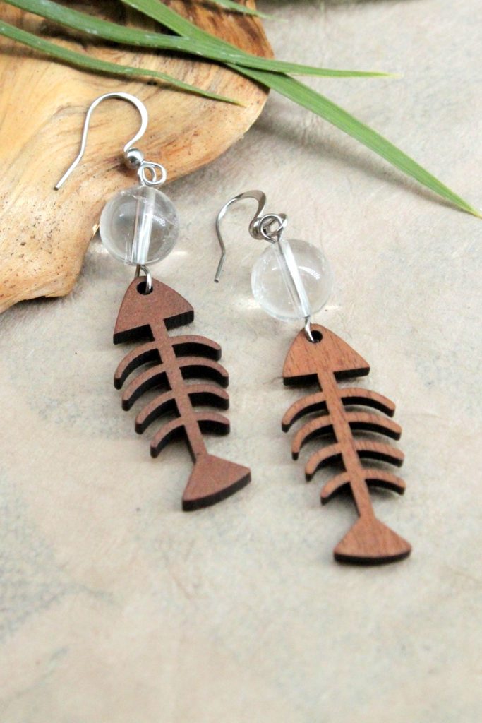boucles d’oreilles cristal de roche et bois en forme d’arête de poisson