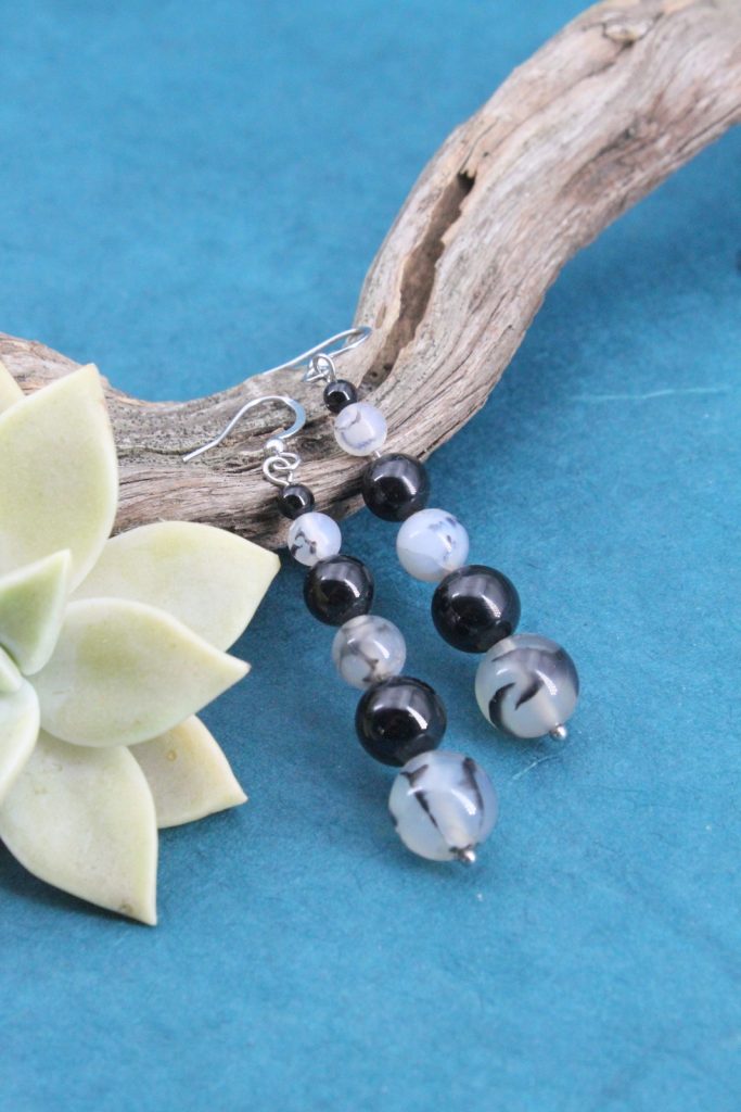 Longues boucles d’oreilles argentées ornées de perles rondes dégradées en onyx noir et agate veine de dragon.