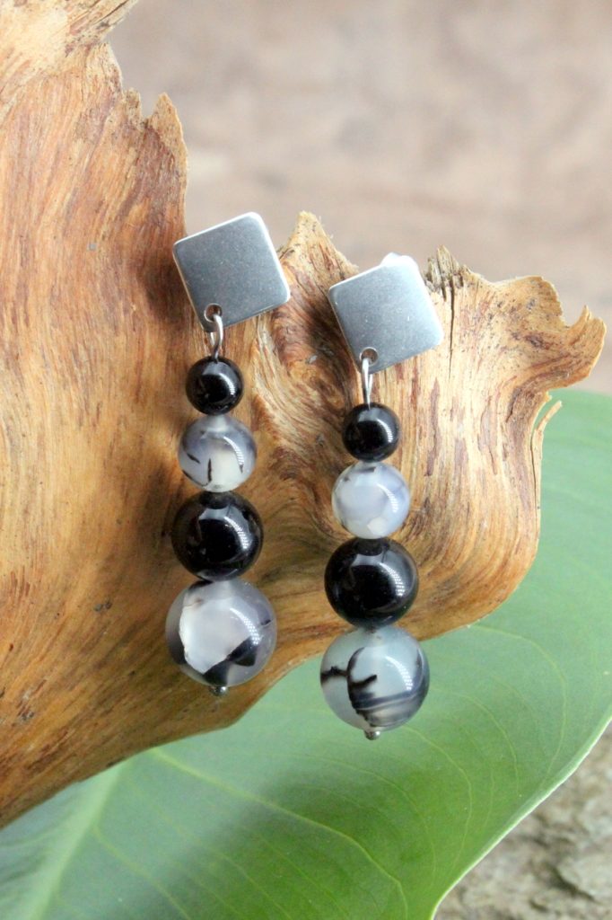 Boucles d’oreilles argentées avec perles dégradées en onyx noir et agate veine de dragon, suspendues à des clous losange en acier inoxydable.