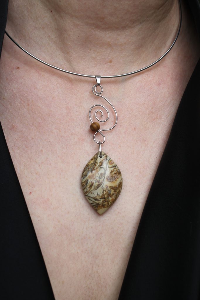 Pendentif jaspe Mariam en acier inoxydable — cabochon feuille jaspe Mariam, perle bois fossilisé 6 mm, chaîne serpentine 1,2 mm 45 cm, fait main en Provence.