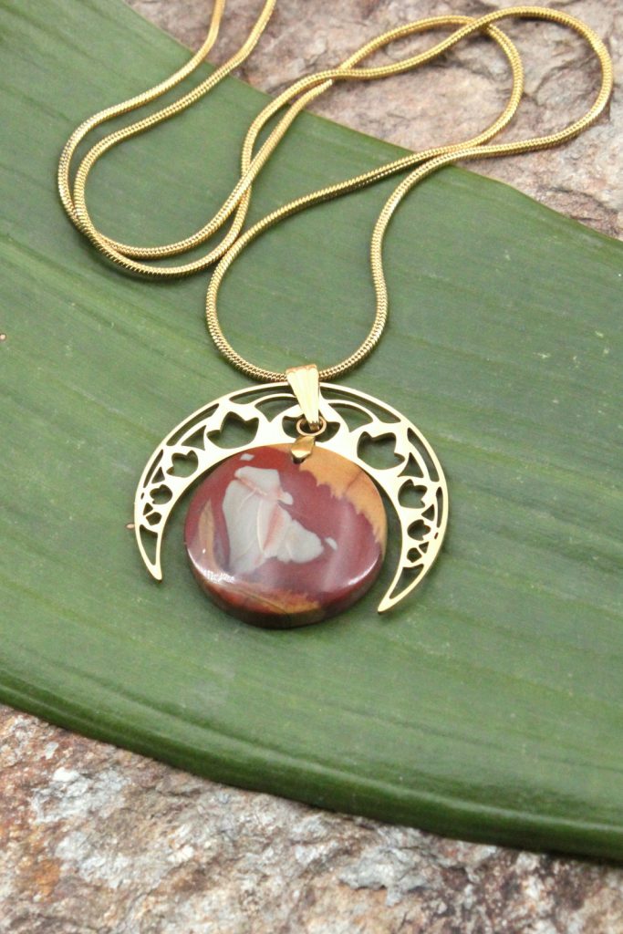 collier en jaspe Noreena avec pendentif lune inversée en acier inoxydable